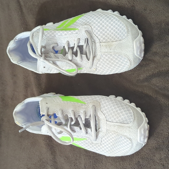 Ladies Reebok tennis shoes - Picture 3 of 7